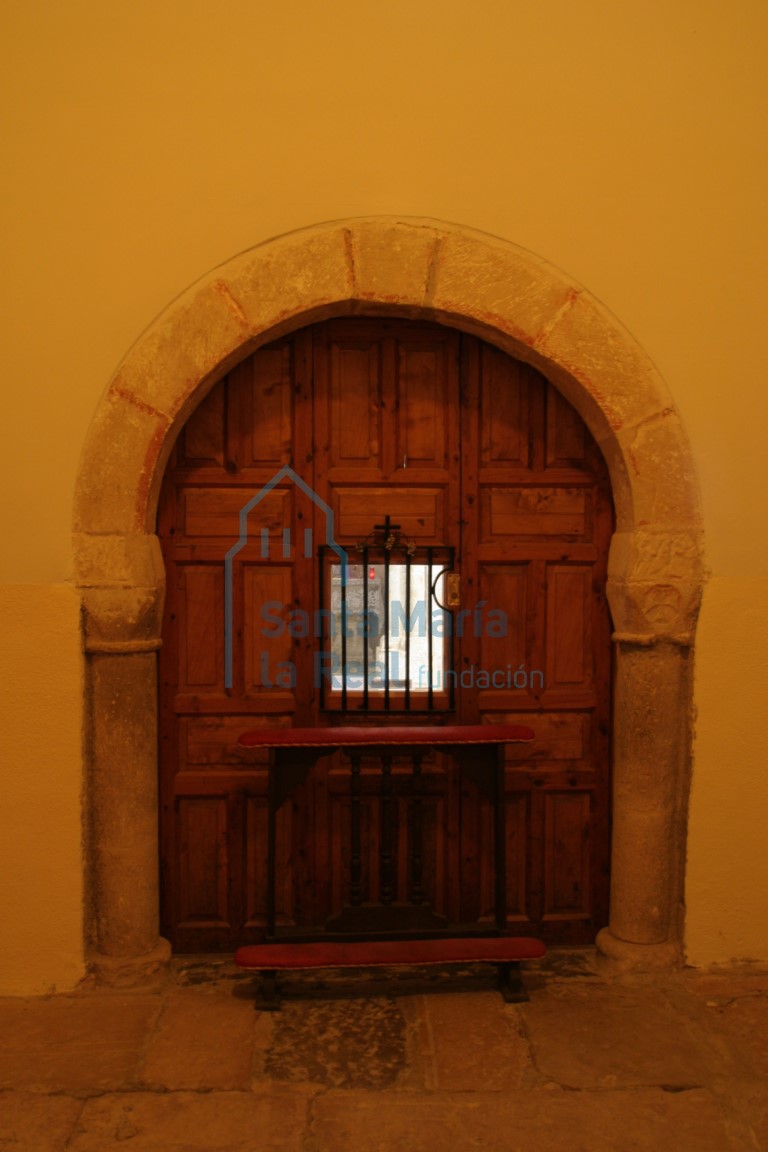 Portada románica construida con sillería que se encuentra reubicada desde su emplazamiento original