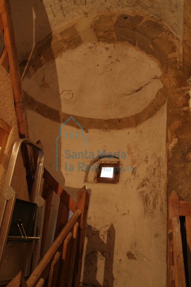 Ábside bajo la torre con bovéda de cañón en el presbiterio y bóveda de horno en el ábside. Se observan restos de una ventana en el eje central de la que sólo se conserva un pequeño vano de formato cuadrangular.