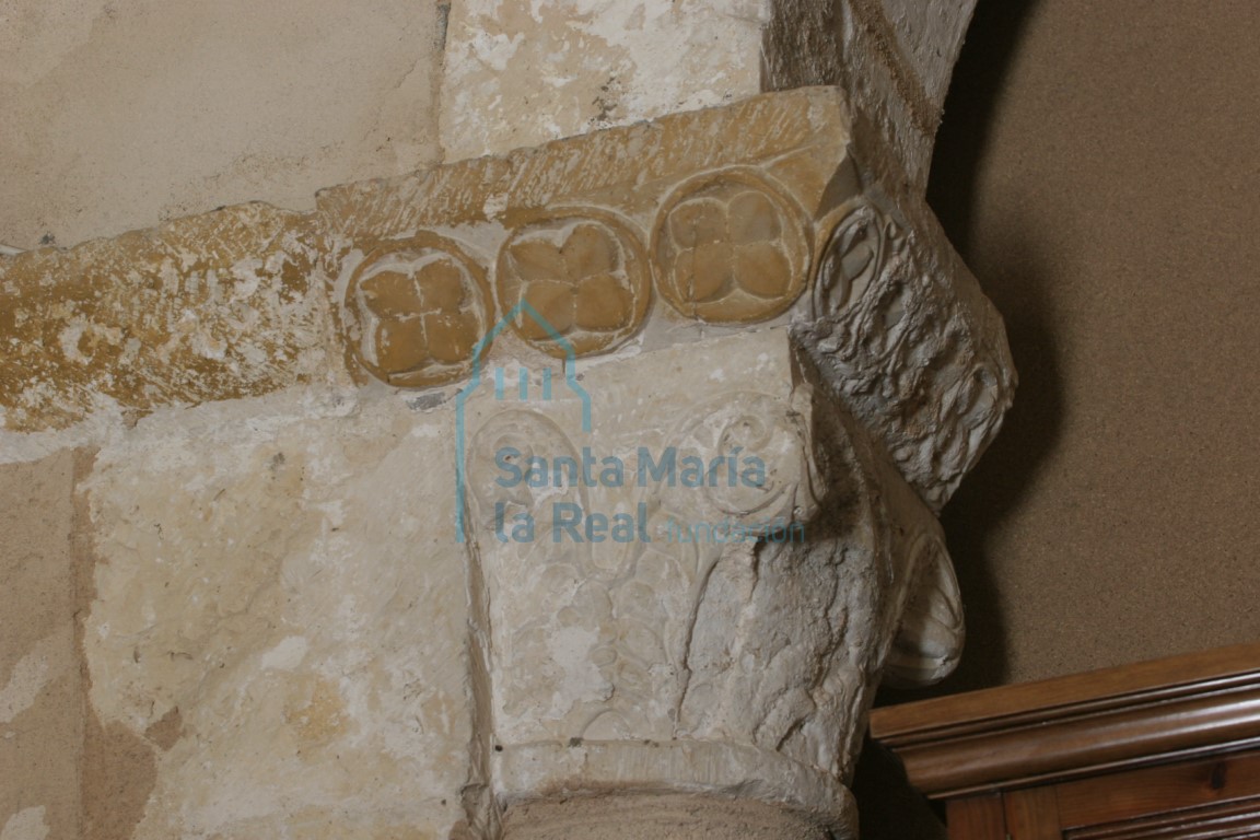 Capitel de la arquería del presbiterio del ábside norte, con decoración de hojas esquemáticas apenas labradas