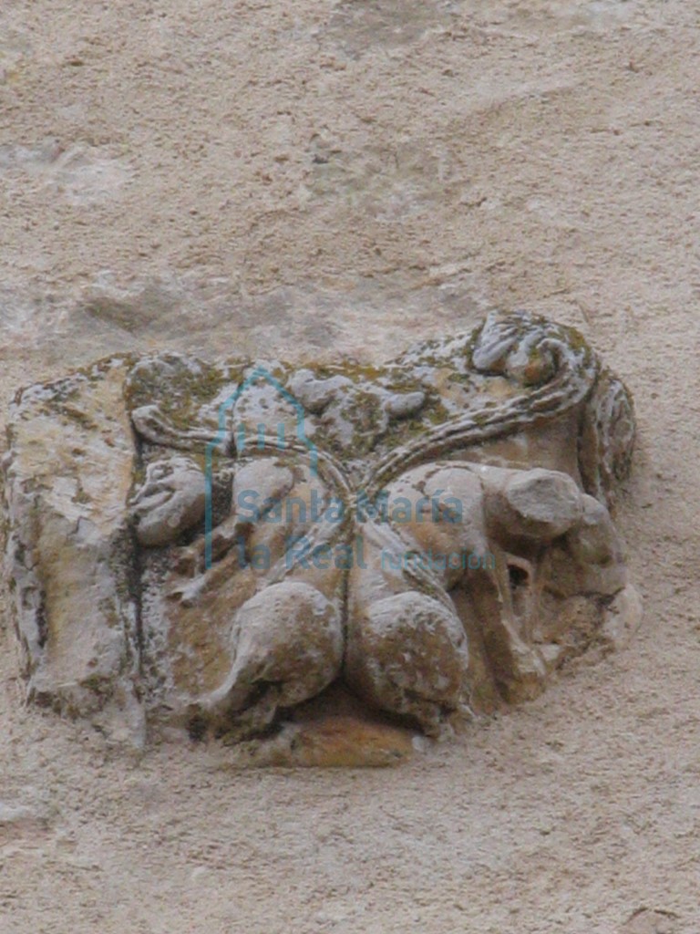 Capitel con una pareja de cuadrúpedos empotrado en el muro de la iglesia