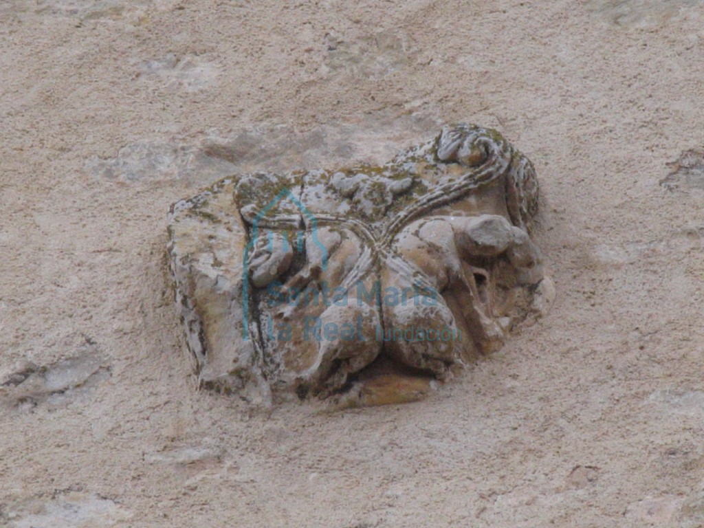 Capitel con una pareja de cuadrúpedos empotrado en el muro de la iglesia