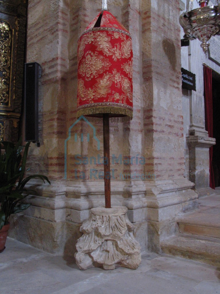 Capitel con hojas de acanto reutilizado como basa de una cruz parroquial