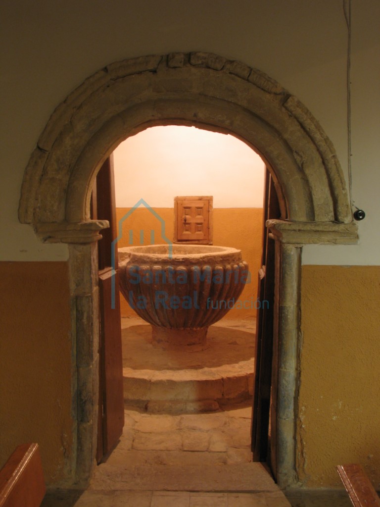 Puerta de entrada al baptisterio