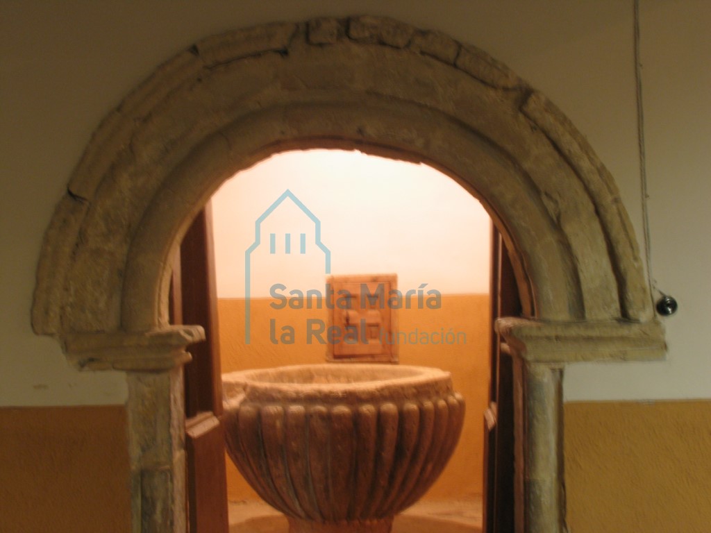 Detalle del arco de la puerta de acceso al baptisterio