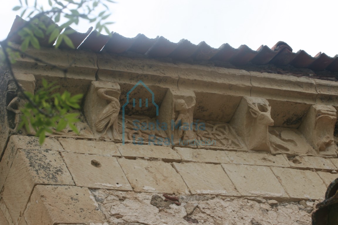 Canecillos figurativos y metopas decoradas en el muro norte del presbiterio