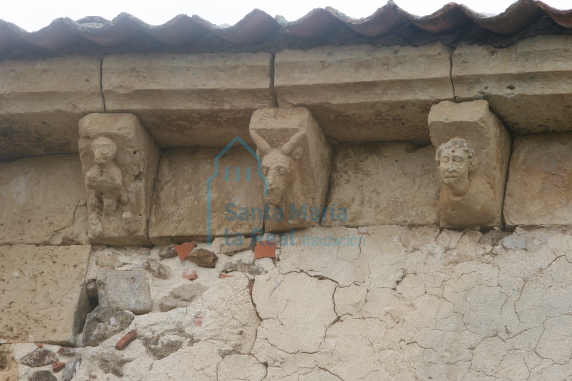 Canecillos con figuras humanas y aninal, en el muro septentrional