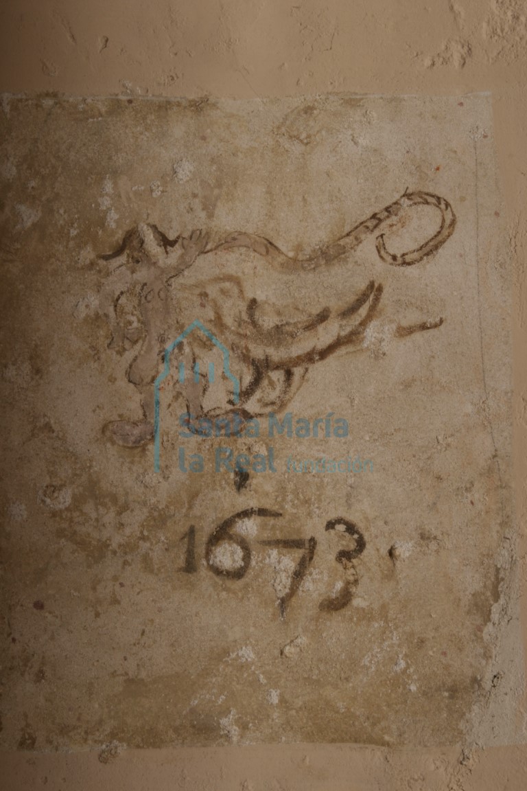 Detalle de la inscripción en el muro de la portada
