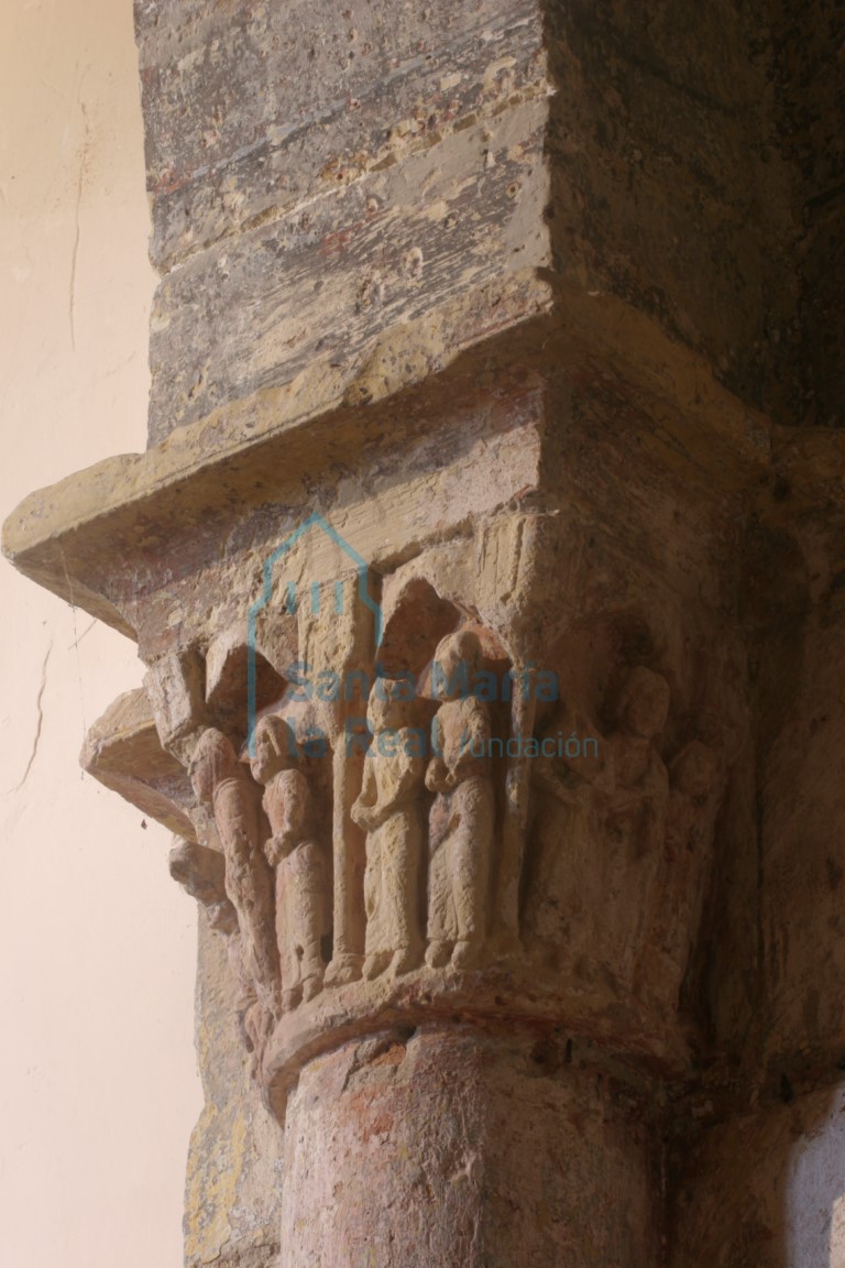 Capitel izquierdo del arco triunfal, figuratico con restos de policromía