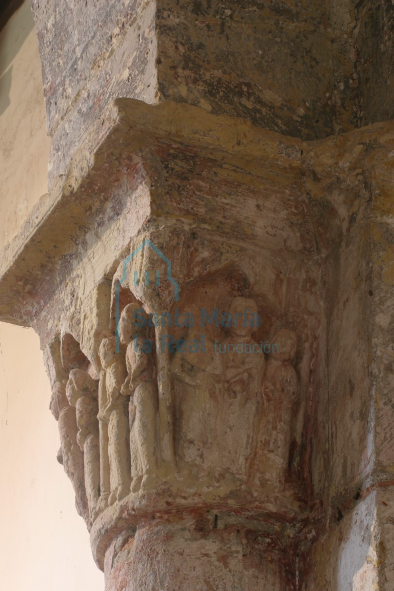 Capitel izquierdo del arco triunfal, figurativo con restos de policromía