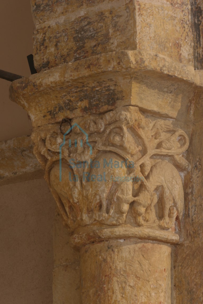 Capitel derecho del arco triunfal con dos parejas de aves enredadas en el follaje