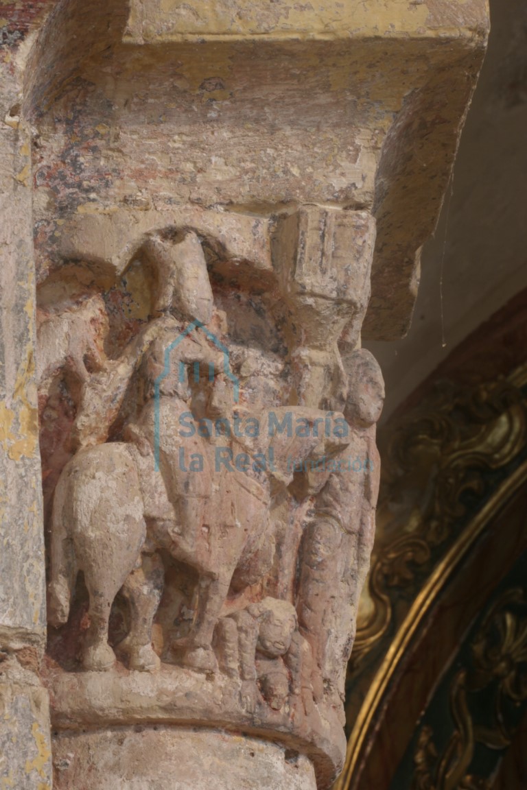 Capitel izquierdo del arco triunfal, figurativo con restos de policromía