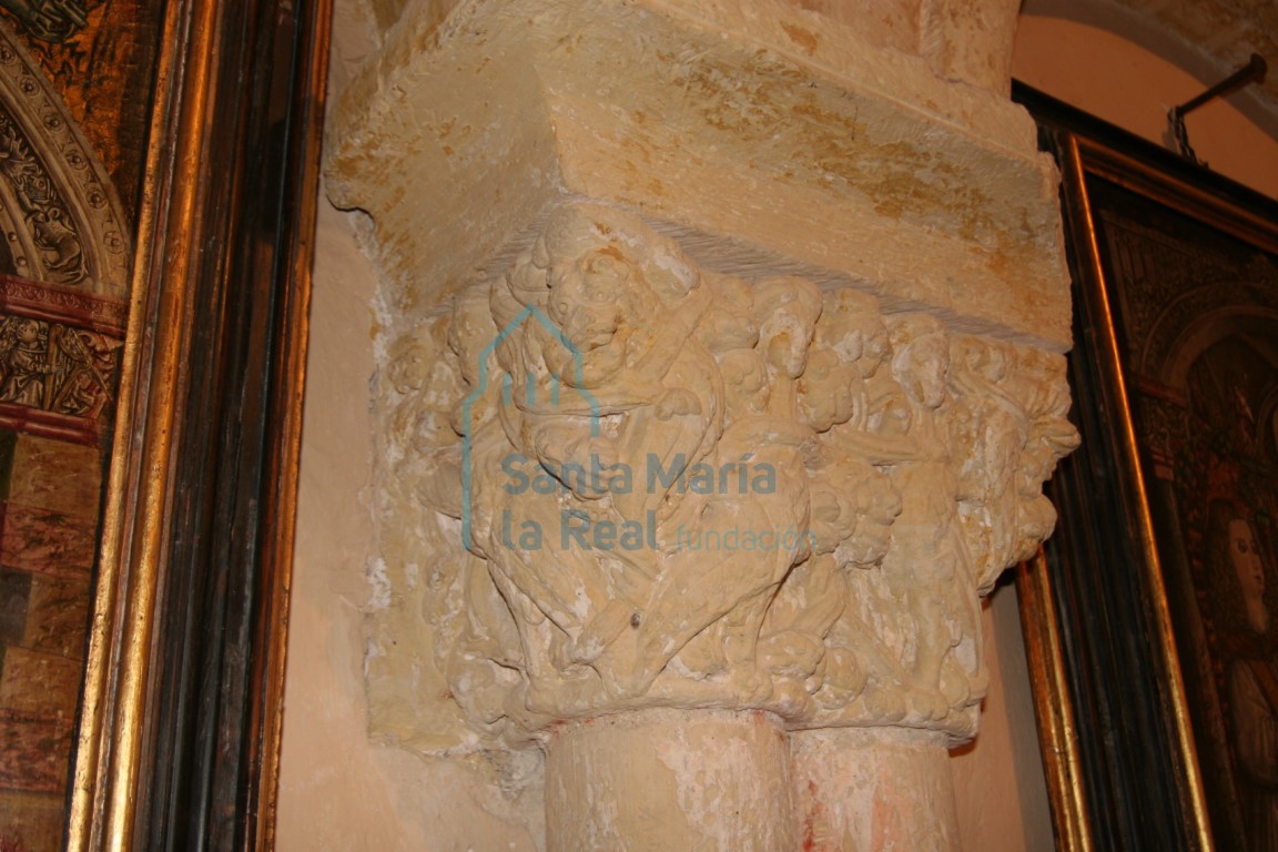 Capitel de la arquería del presbiterio, con cuatro arpías enredadas en tallos