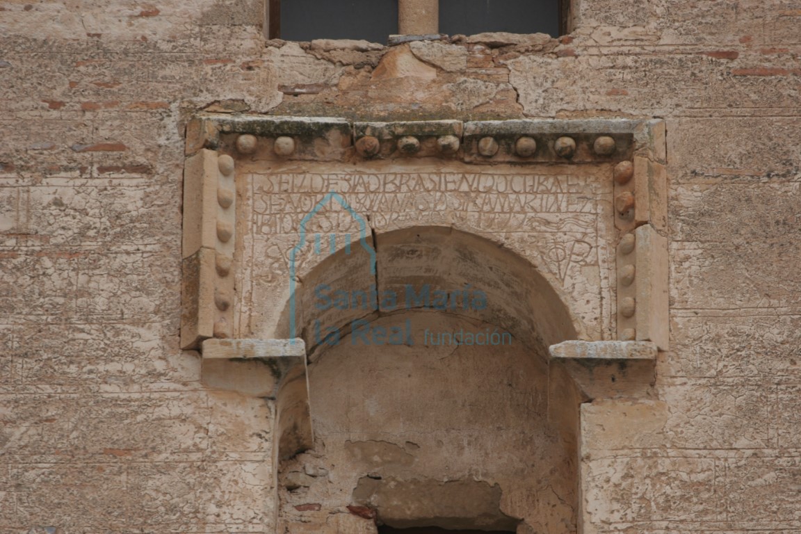 Arco con alfiz en el muro oriental de la torre