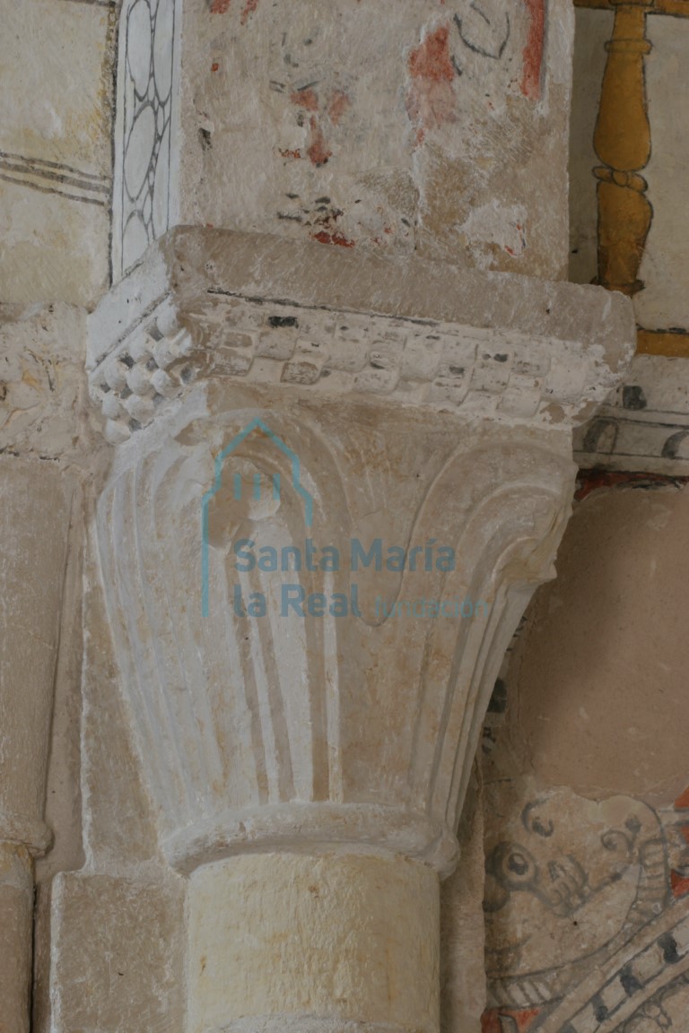 Capitel izquierdo del arco triunfal