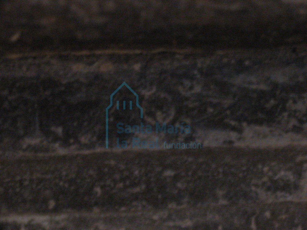 Detalle de la pila bautismal en la capilla norte