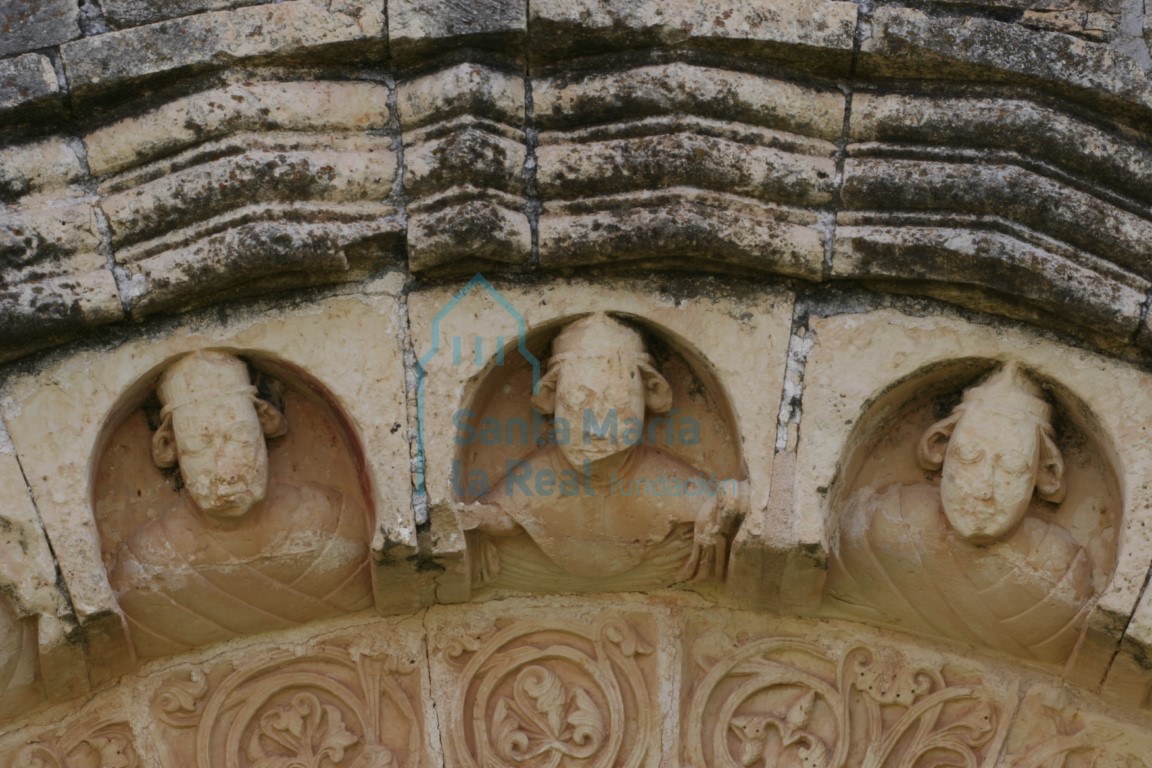 Detalle de la arquivolta que representan bustos de la portada occidental del pórtico
