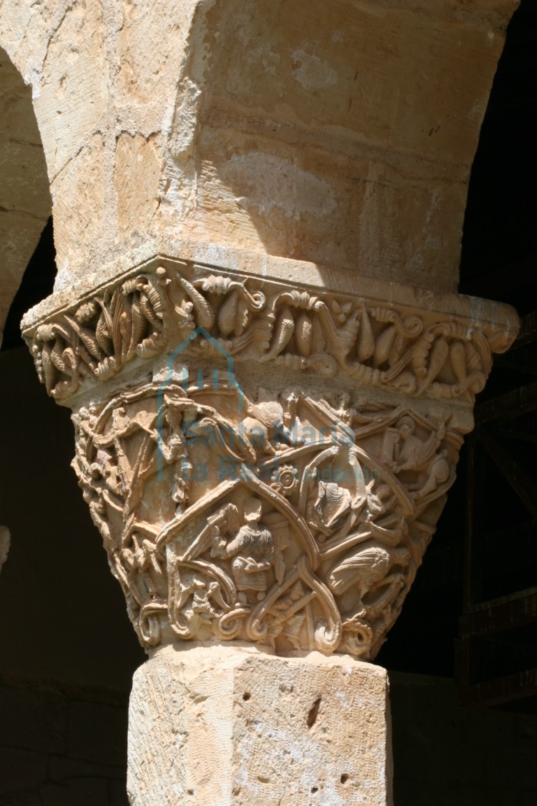 Capitel que representa en este lado el Maiestas Domini, en el pórtico