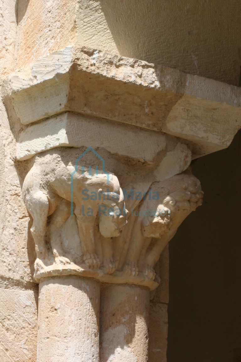 Capitel que representan una pareja de leones, en el pórtico