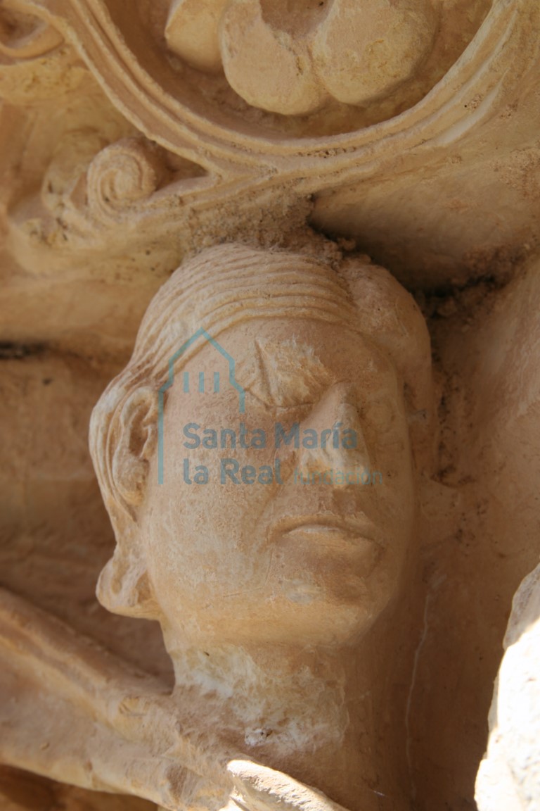Detalle de una cabeza de una arpía de un capitel del pórtico