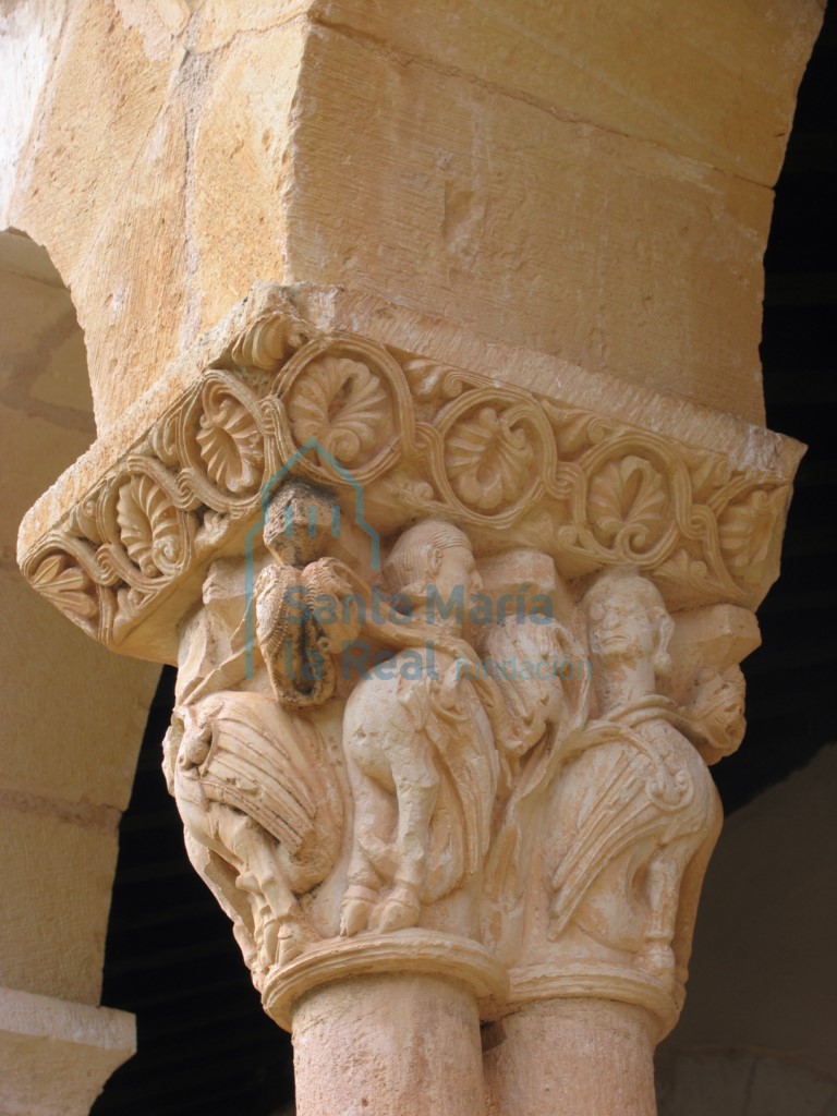 Capitel que representa seis arpías, en el pórtico