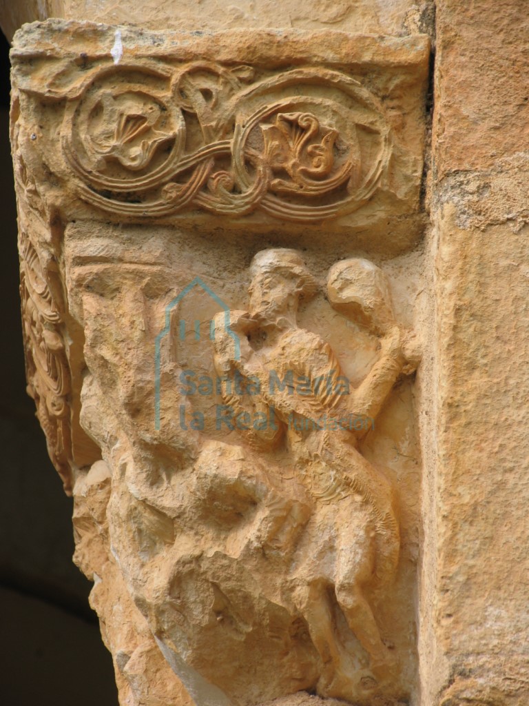 Capitel que representa en esta escena, un hombre con una maza y rodeado por una serpiente, en el pórtico