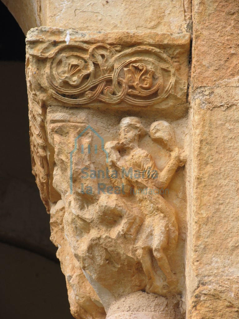 Capitel que representa en esta escena, un hombre con una maza y rodeado por una serpiente, en el pórtico