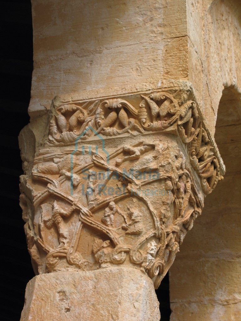 Capitel con escena sin identificar, en el centro la figura de un hombre portadao una lira, en el pórtico
