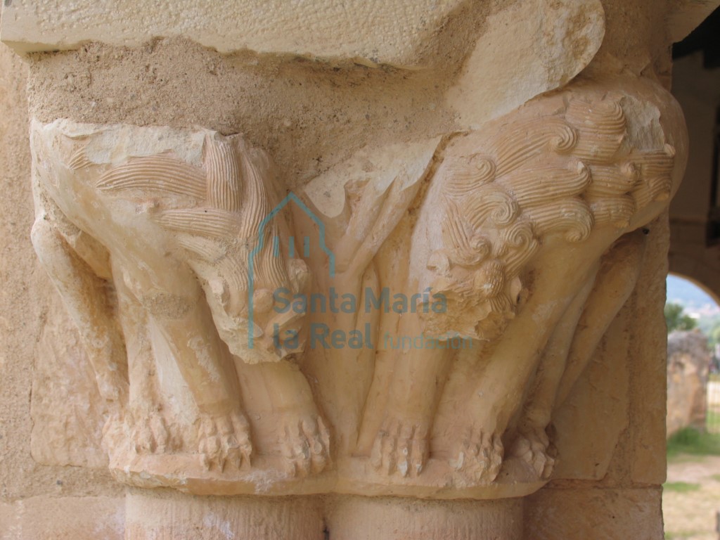 Capitel que representa una pareja de leones, en el pórtico