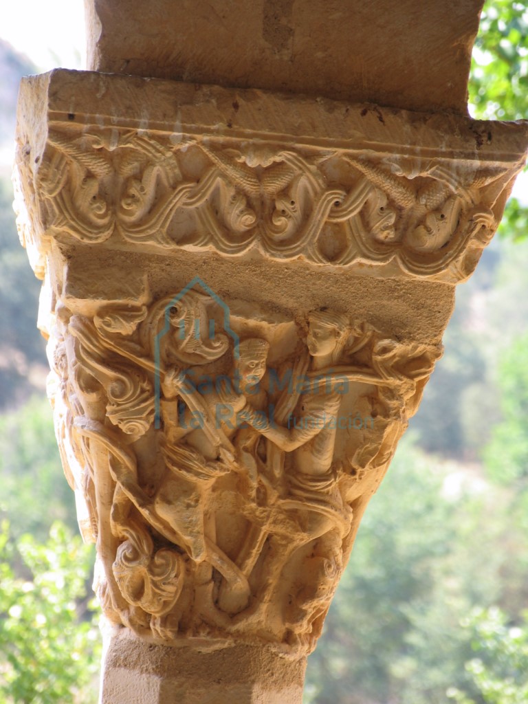 Capitel representa en este lado dos figuras humanas envueltas en vegetación, en el pórtico
