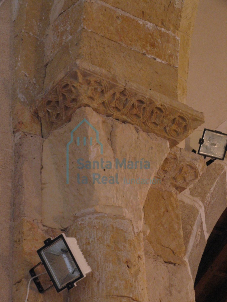 Detalle del capitel y cimacio izquierdo del arco triunfal