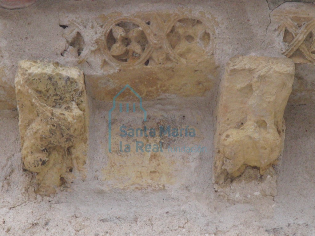 Canecillos en la cornisa del ábside con restos de la decoración de la cornisa