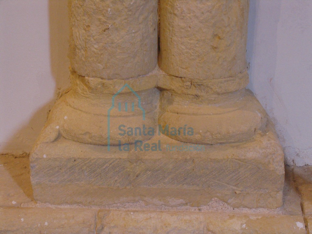 Detalle de una basa de una columna del presbiterio
