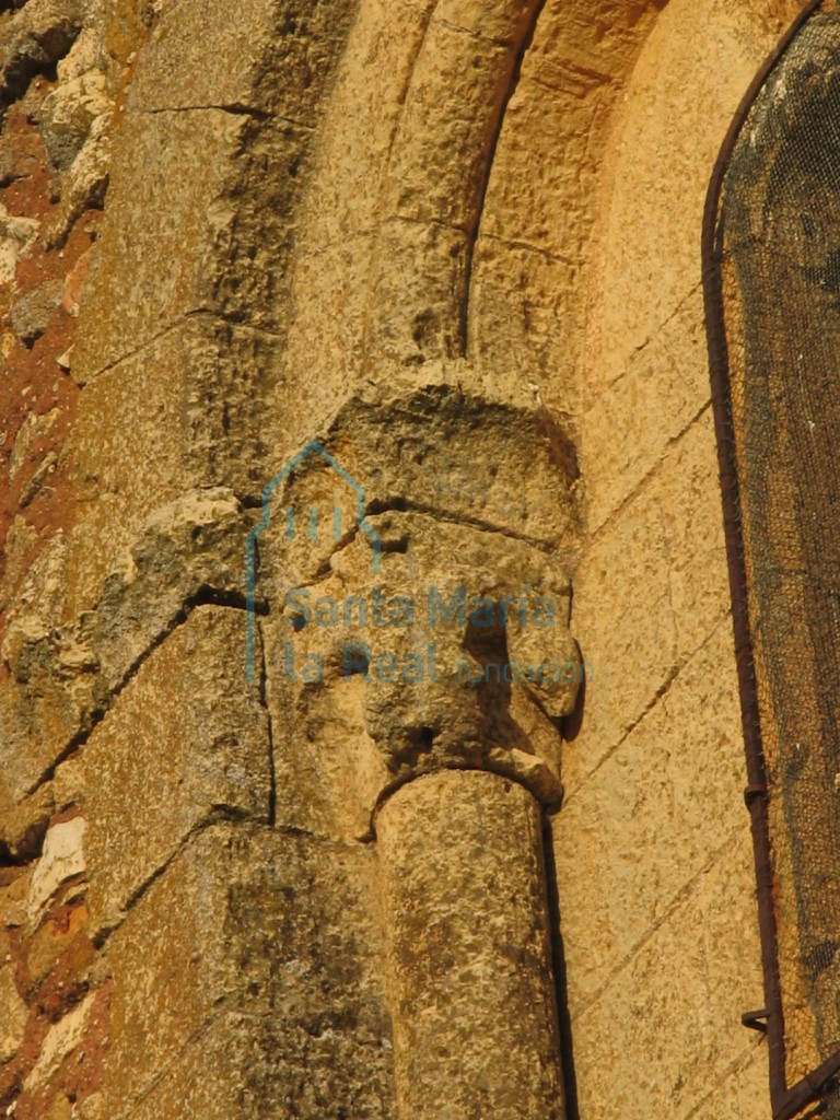 Vista de un capitel del vano del hastila oeste