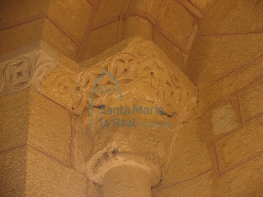 Vista de un capitel del interior del ábside