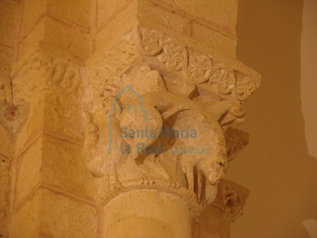 Capitel del arco triunfal ornado con un león en la cara mayor y de una arpía en  cada una de las menores