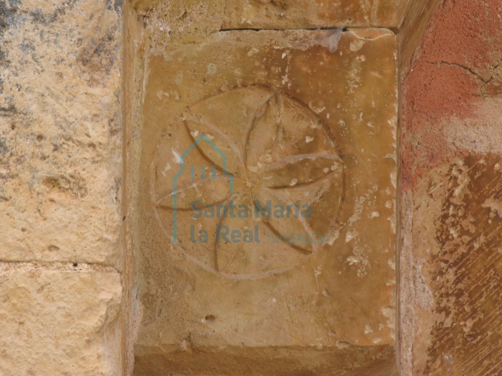 Detalle del capitel izquierdo de la portada norte en el que se observa una flor enmarcada en un círculo