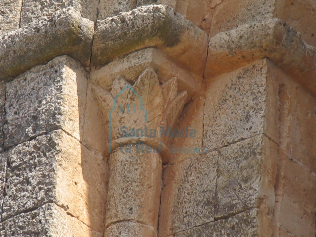 Detalle del capitel izquierdo de la tronera del lado meridional de la torre
