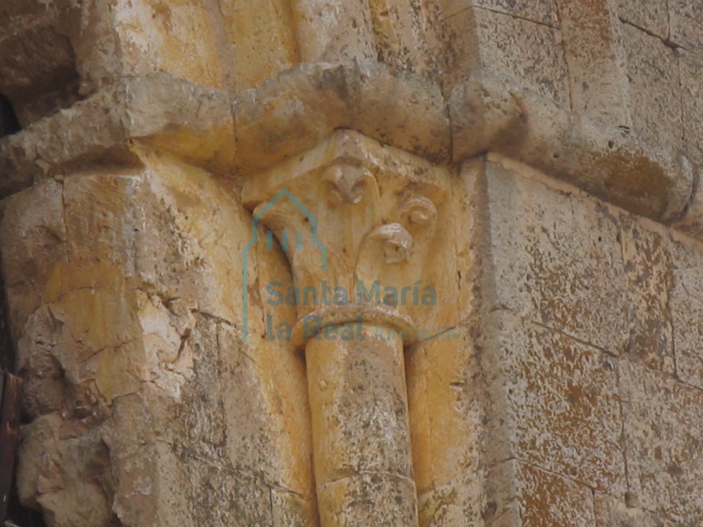 Vista del capitel izquierdo de la tronera sur de la torre