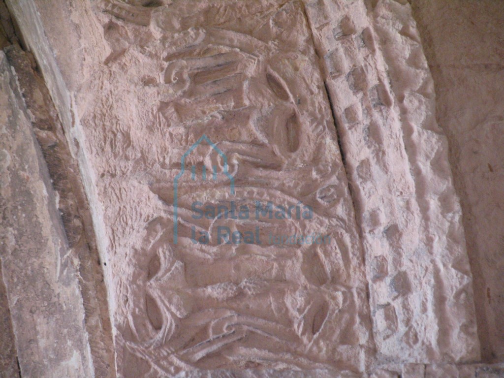 Detalle de la chambrana de tacos y la última arquivolta de la portada meridional