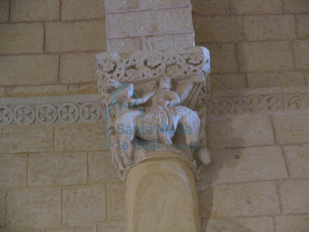 Capitel del arco fajón de la cabecera, ornado con un halconero