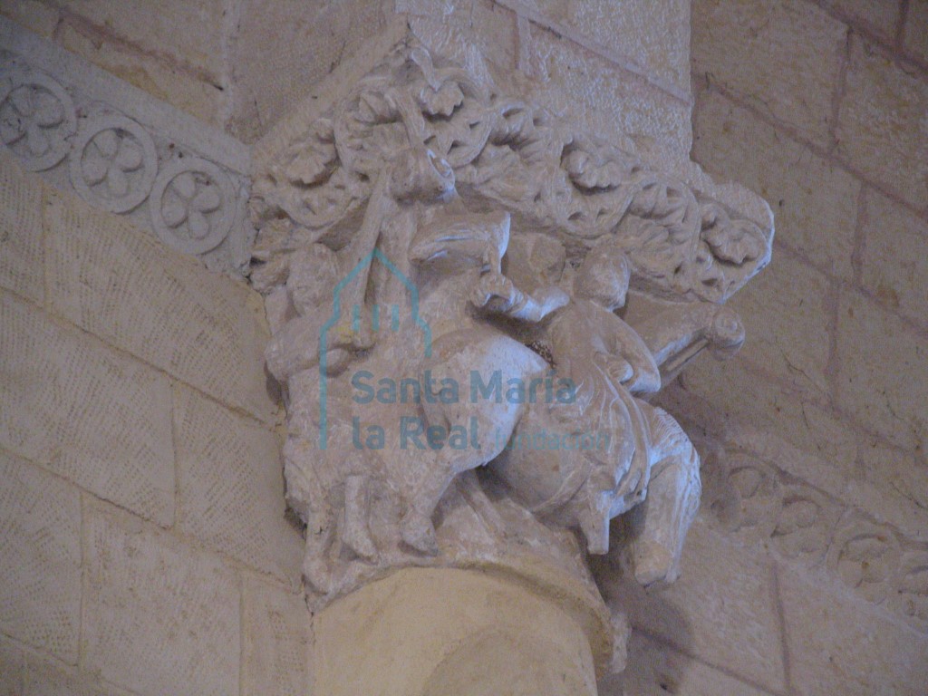 Capitel del arco fajón de la cabecera, vista del halconero a caballo y un guerrero con espada