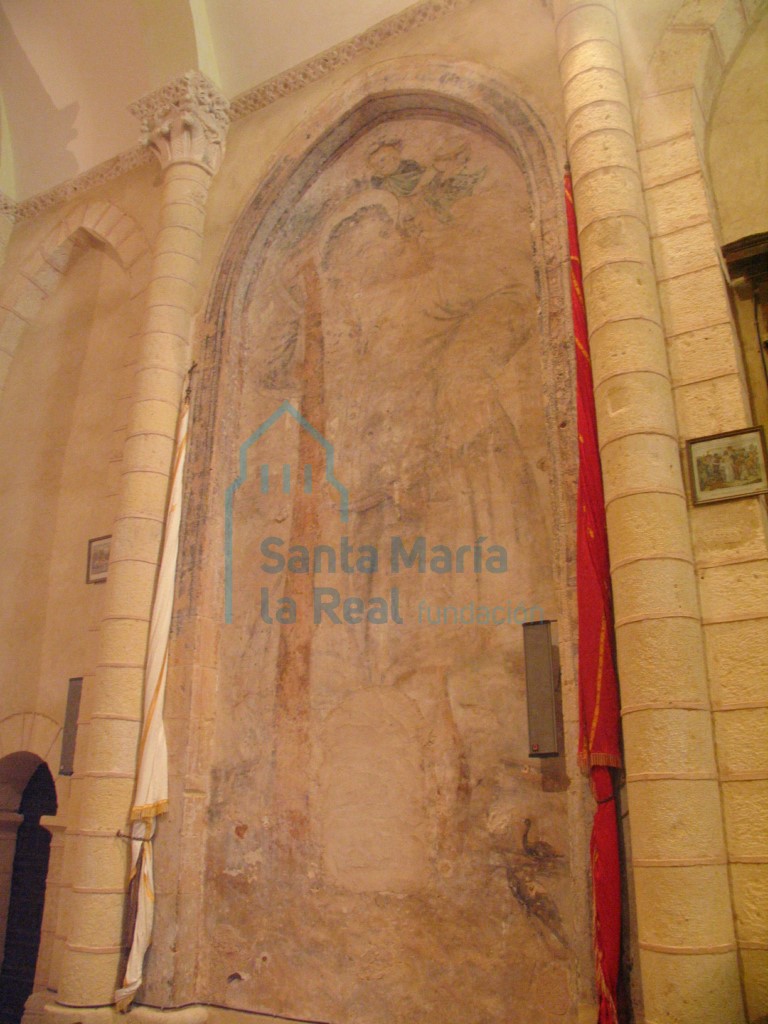 Arco fajón apuntado de la nave central con restos de pinturas en su interior