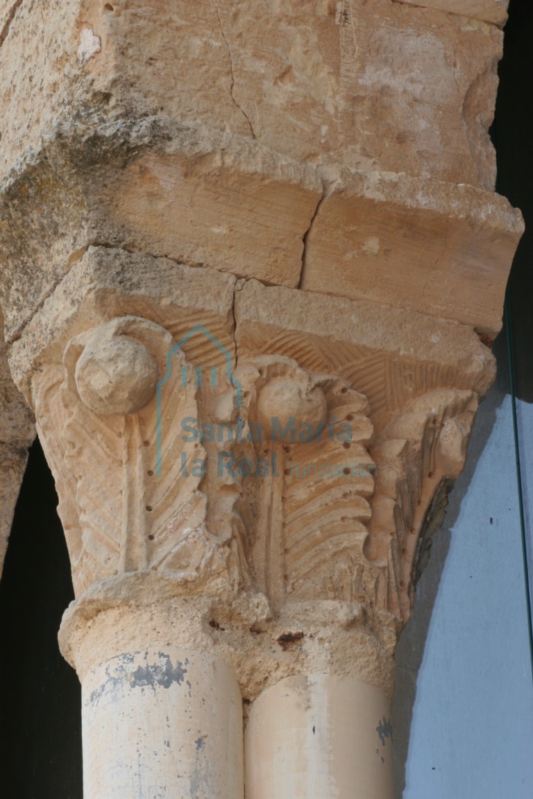 Vista del capitel del mainel de la ventana geminada del hastial occidental