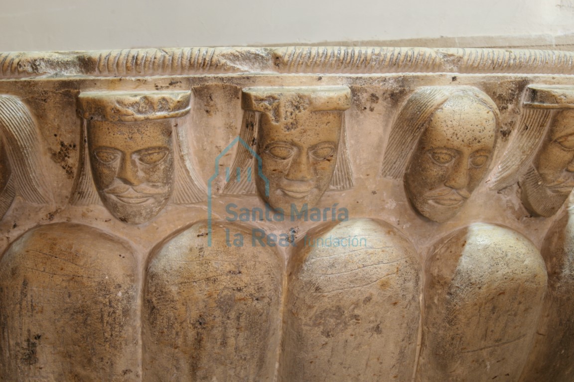 Detalle de cabezas humanas en la copa de la pila