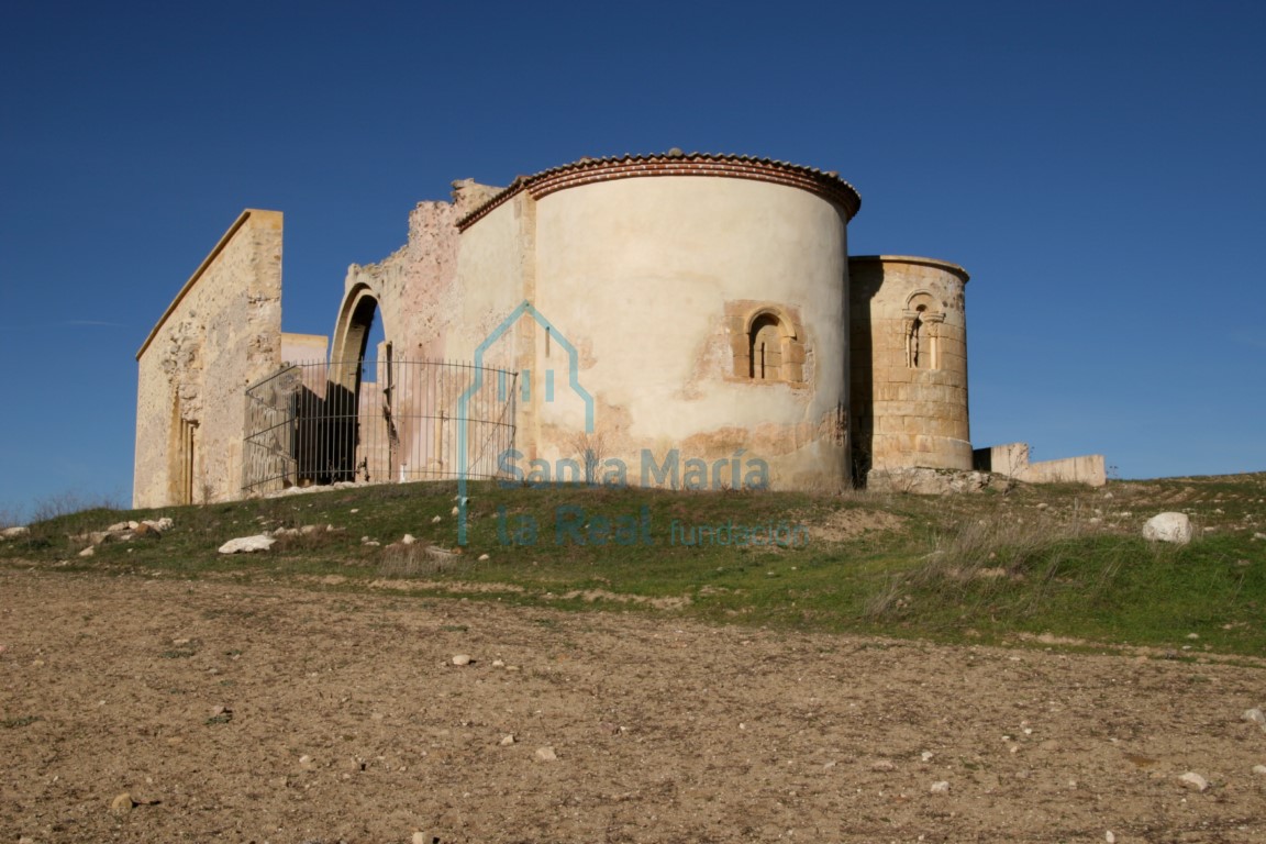 Las ruinas de la ermita desde el este