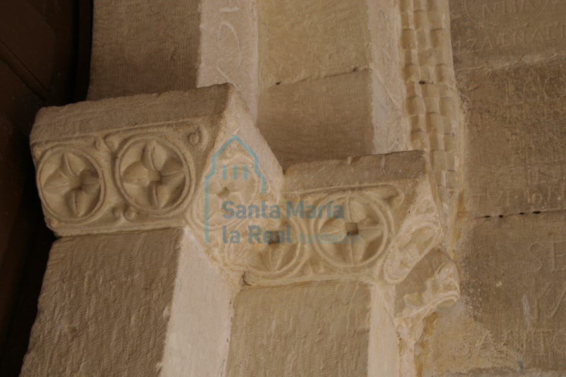 Detalle de la imposta de la portada de la iglesia con decoración vegetal