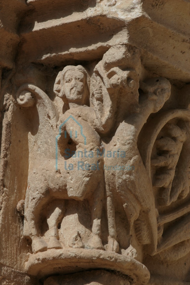 Detalle de un centauro-sagitario y una arpía, capitel de la galería porticada