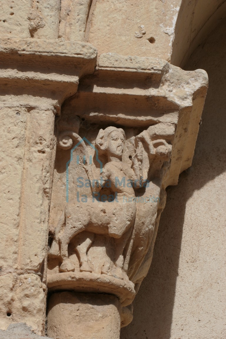 Detalle de capitel con un centauro-sagitario de la galería porticada