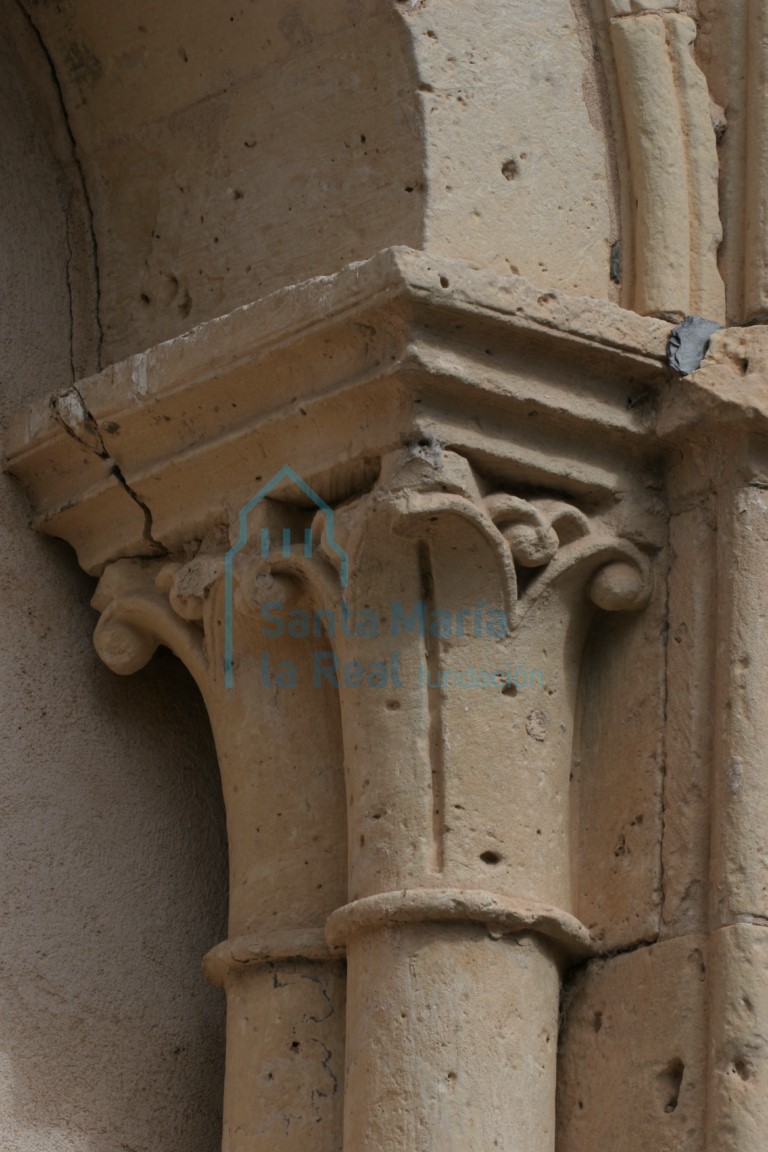 Capiteles dobles de la galería porticada con decoración vegetal