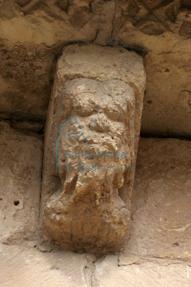 Canecillo en la cornisa de la galería porticada que representa un busto de hombre barbado